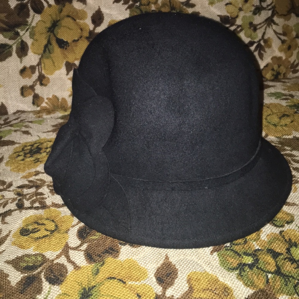 Felt bucket hat.
